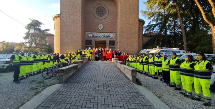 volontari di fronte alla chiesa di san vittore